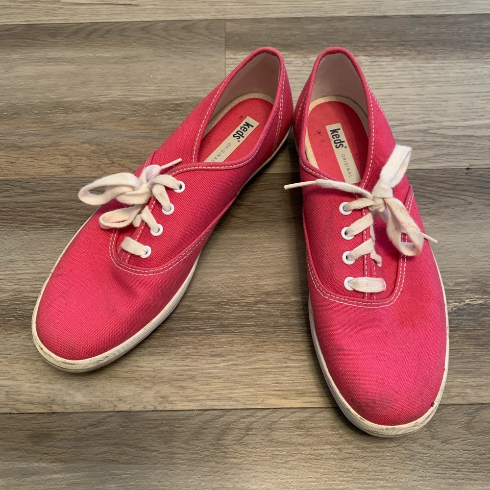 Bright pink keds!